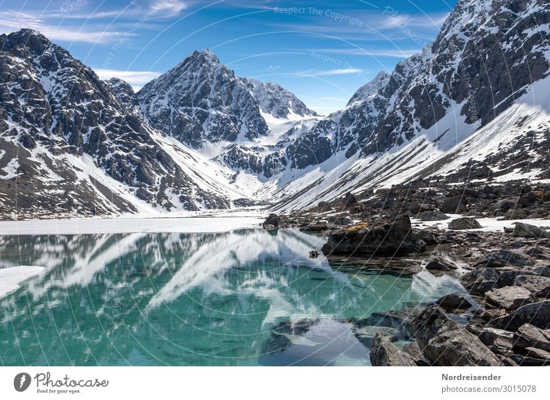 Bergsee Ferien & Urlaub & Reisen Abenteuer Ferne Schnee Berge u. Gebirge wandern Natur Landschaft Urelemente Wasser Himmel Klima Schönes Wetter Felsen Gipfel