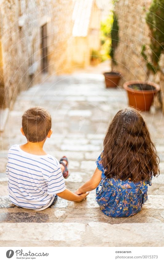 Zwei kleine Kinder, die an einem Sommertag ihre Hände halten. Lifestyle Freude Glück schön Sinnesorgane Ferien & Urlaub & Reisen Sommerurlaub Mensch Kleinkind