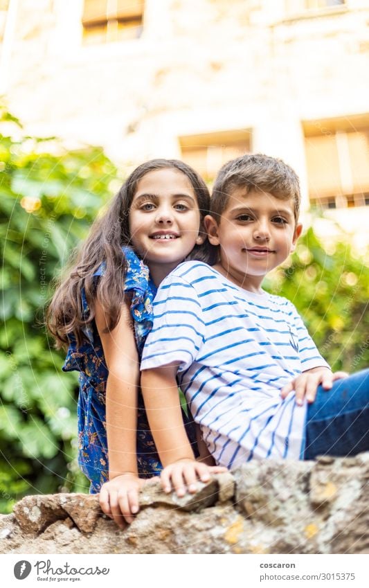 Porträt von zwei süßen Kindern an einem Sommertag Lifestyle Freude Glück schön Ferien & Urlaub & Reisen Sommerurlaub Mensch Kleinkind Mädchen Junge Schwester