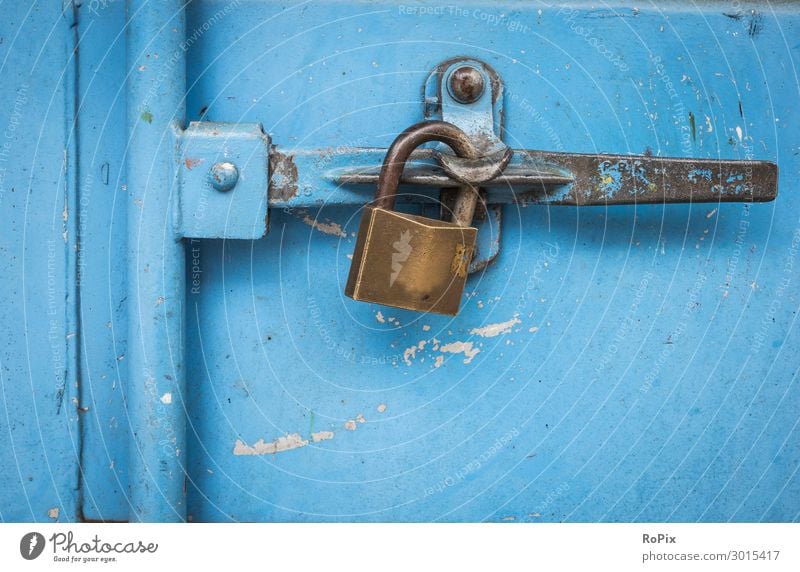 Vorhängeschloss an einem blauen Behälter. Design Arbeit & Erwerbstätigkeit Arbeitsplatz Wirtschaft Industrie Handel Güterverkehr & Logistik Handwerk Unternehmen