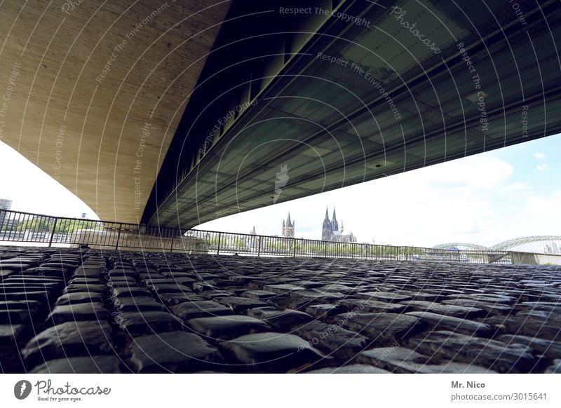 Bridge over trobled water Stadt Kirche Dom Brücke Straße Wege & Pfade Köln Kölner Dom Deutzer Brücke Kopfsteinpflaster Beton Bauwerk Architektur Perspektive