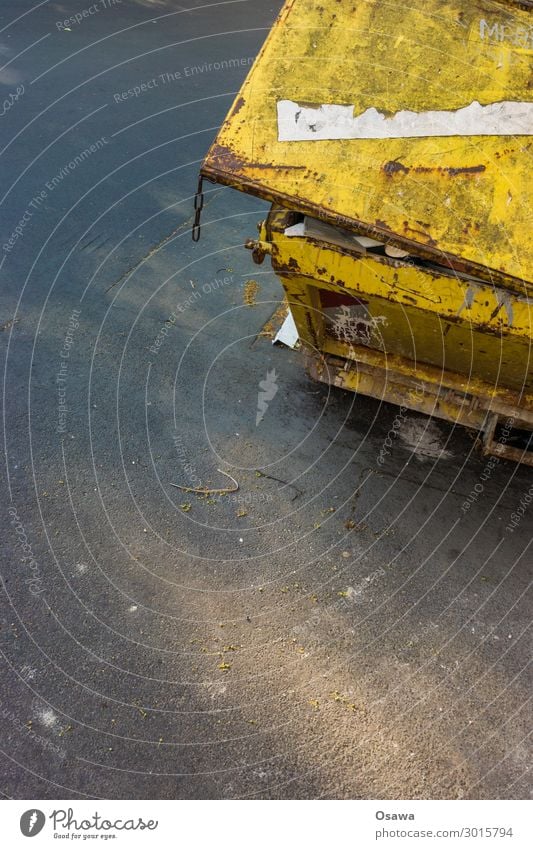 Container Müllbehälter Bauschutt alt dreckig Rost gelb Verschlussdeckel Asphalt Detailaufnahme entsorgen Textfreiraum oben Textfreiraum Mitte Textfreiraum unten