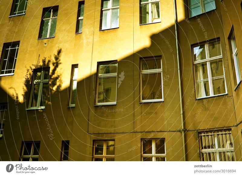 Hinterhaus Berlin Brandmauer Fassade Fenster Haus hinten Gasse Rückansicht Hinterhof Hof Innenhof Stadtzentrum Mauer Mehrfamilienhaus Menschenleer Stadthaus