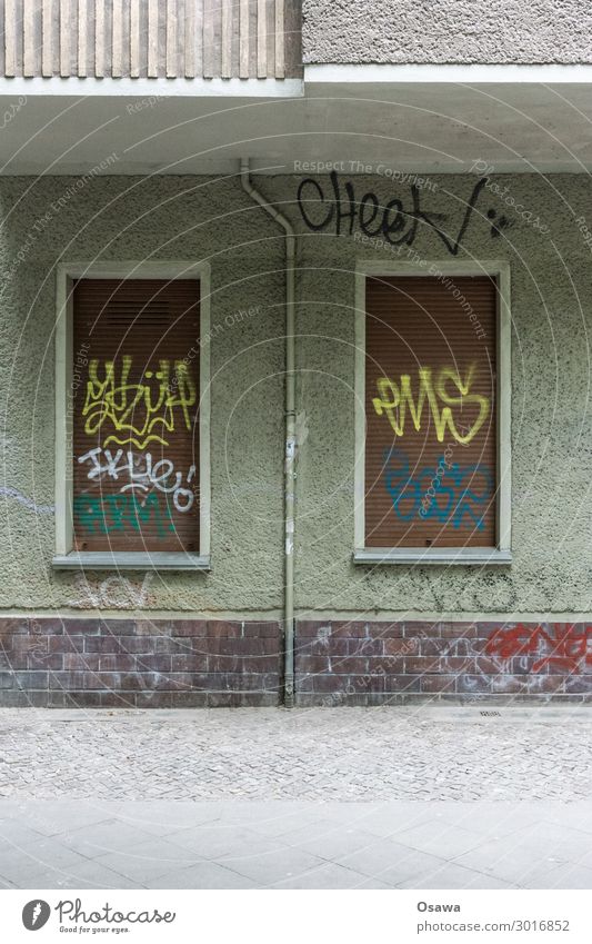 Berliner Altbau Haus Gebäude Fenster Jalousie Wohnhaus Erdgeschoss Straße Kopfsteinpflaster Sockel Rauputz Fassade Röhren Fallrohr Balkon Graffiti Schmiererei