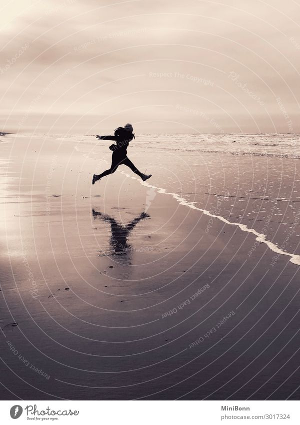 Sprung Freude Glück Leben Wohlgefühl Zufriedenheit Ferien & Urlaub & Reisen Strand Meer Mensch feminin Junge Frau Jugendliche 1 Sand Wasser Wolken Horizont