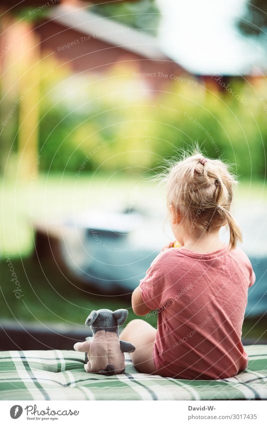 kleine Auszeit Lifestyle Freude harmonisch Wohlgefühl Zufriedenheit ruhig Spielen Mensch feminin Kind Mädchen Kindheit Leben Haare & Frisuren Rücken 1 1-3 Jahre