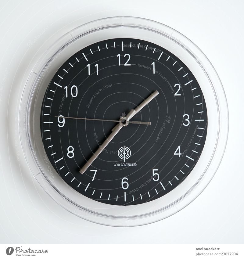 Wanduhr Funkuhr Uhr schwarz Frist Symbole & Metaphern Pünktlichkeit Zeit Zifferblatt küchenuhr funkuhr analog Farbfoto Gedeckte Farben Innenaufnahme Nahaufnahme