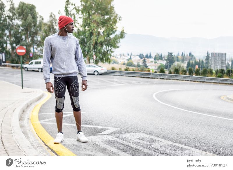 Schwarzer Mann rennt nach oben im Freien im urbanen Hintergrund. Lifestyle Körper Winter Sport Joggen Mensch maskulin Junger Mann Jugendliche Erwachsene 1