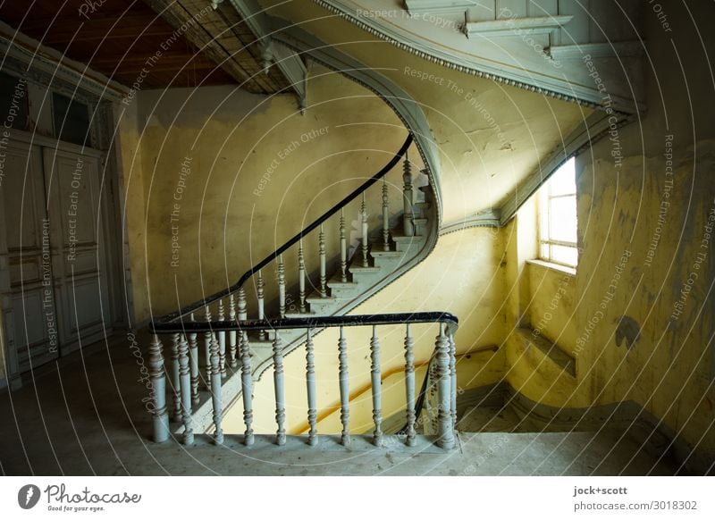 1. OG Treppe altehrwürdig Architektur Jugendstil Fenster Tür Treppenhaus Etage Holz authentisch historisch oben Originalität braun Qualität Vergangenheit