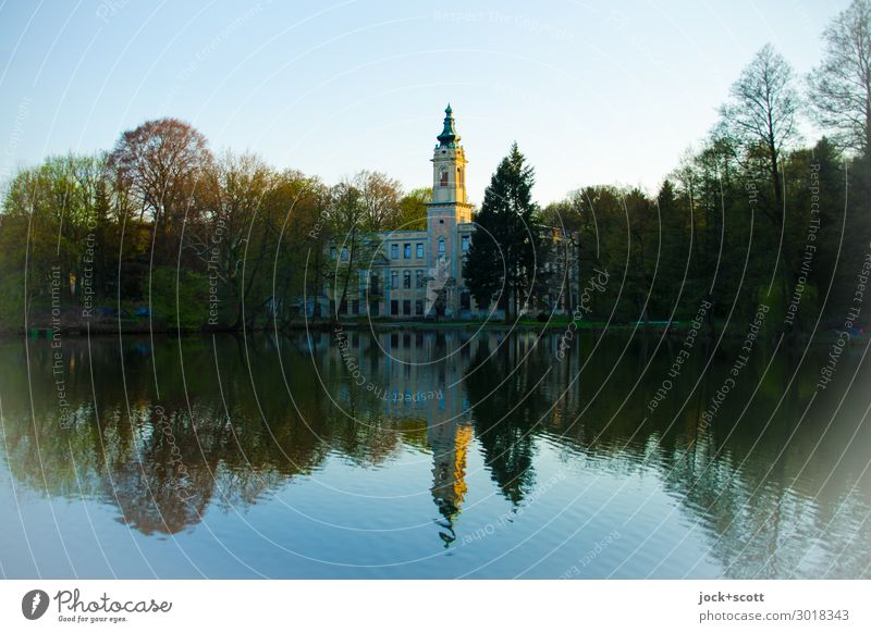 Schloss am See Wolkenloser Himmel Frühling Baum Seeufer Burg oder Schloss Gebäude historisch Stimmung ruhig Idylle Inspiration Nostalgie Stil Verfall