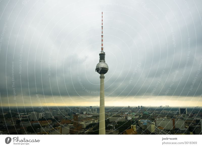 Licht am Horizont Himmel Alexanderplatz Berlin-Mitte Stadtzentrum Sehenswürdigkeit Wahrzeichen Berliner Fernsehturm Bekanntheit Wetterumschwung Lichtstreifen