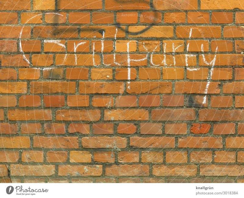 Grillparty Mauer Wand Schriftzeichen Graffiti Kommunizieren Stadt braun weiß Freizeit & Hobby Grillen Farbfoto Außenaufnahme Menschenleer Textfreiraum oben