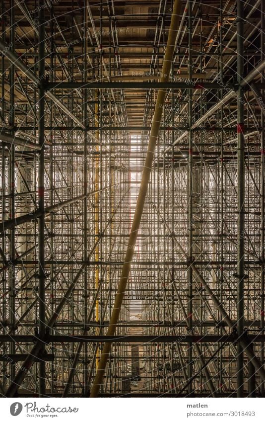 Baukunst Menschenleer Hochhaus Dach Atrium bauen blau braun gelb grau weiß Gerüstbauer Schlauch Leitung Verbindung Farbfoto Innenaufnahme abstrakt Muster