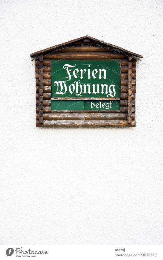 Hochsaison Ferien & Urlaub & Reisen Tourismus Mauer Wand Hinweisschild Warnschild grün belegt Ferienwohnung Hütte Information alte schrift Schönschrift