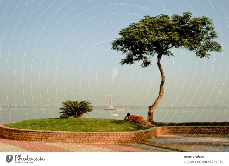 See und Landschaft Umwelt Baum Park ästhetisch dunkel blau grün Gelassenheit Hussain Sagar Tank Stausee Wasser Szene Kulisse Panorama Aussicht Umgebung Rahmen