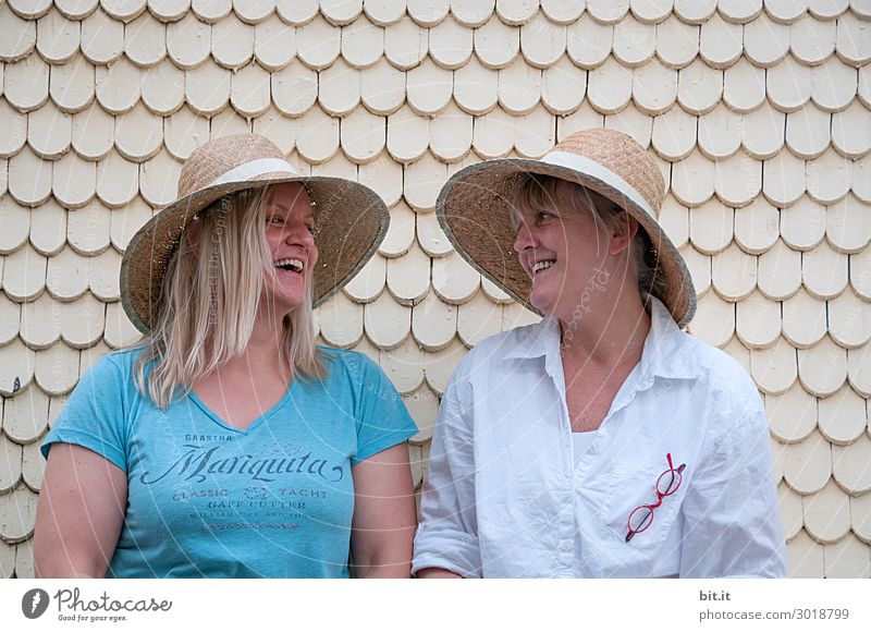 Blondes Glück harmonisch Wohlgefühl Ferien & Urlaub & Reisen Tourismus Ausflug Sightseeing Städtereise Sommer Sommerurlaub Veranstaltung Mauer Wand Fassade Hut