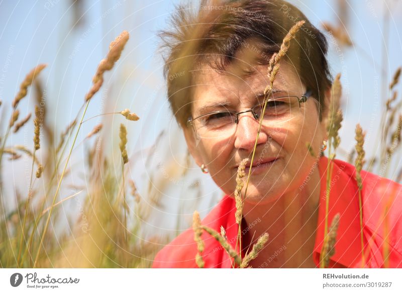 sehr junge Seniorin in der Natur Blick in die Kamera Vorderansicht Oberkörper Porträt Zentralperspektive Schwache Tiefenschärfe Unschärfe Tag Textfreiraum links