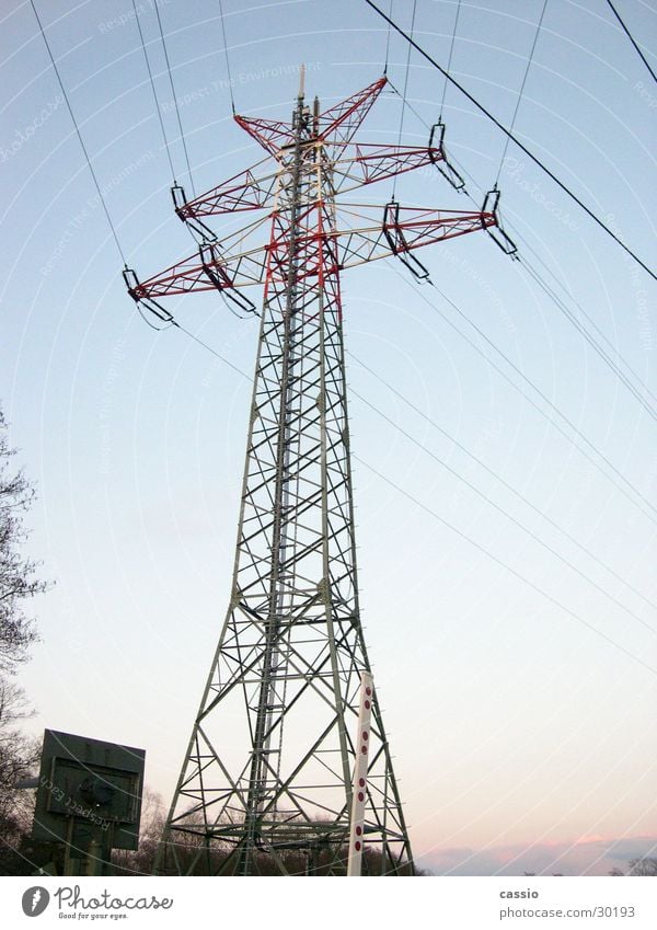 Stromkoloss. Elektrizität Strommast Leitung Bahnübergang Stahl Industrie Energiewirtschaft