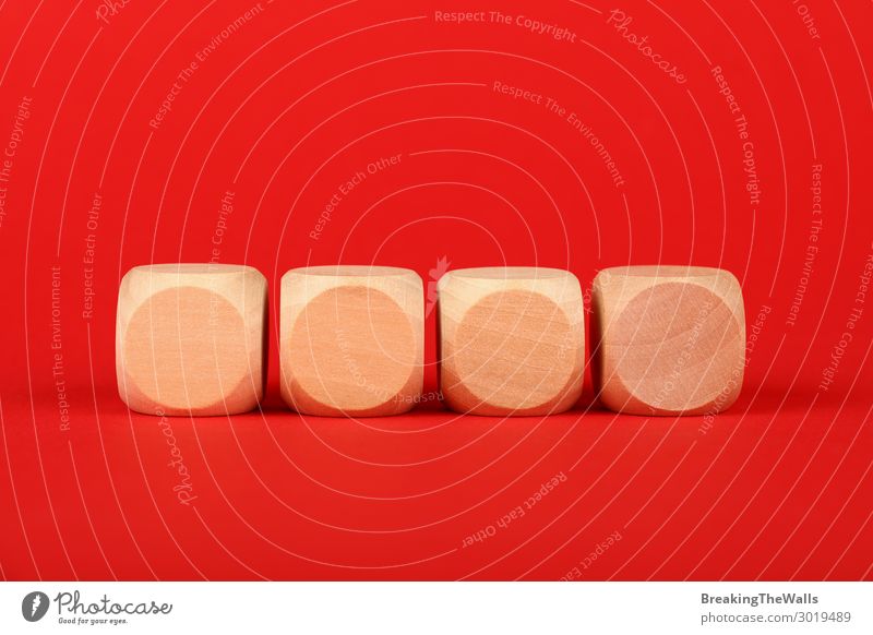 Leere Holzwürfelschilder über rotem Hintergrund Papier Spielzeug Farbe Wort Klotz tiefstehend Winkel Aussicht farbenfroh Entwurf Text Problem Problematik