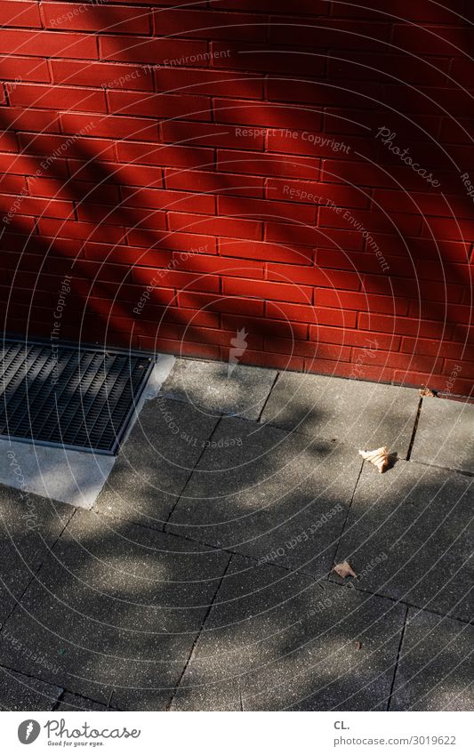 rote wand Schönes Wetter Mauer Wand Verkehrswege Wege & Pfade Gitterrost Boden Bodenplatten grau Farbfoto Außenaufnahme Menschenleer Textfreiraum oben