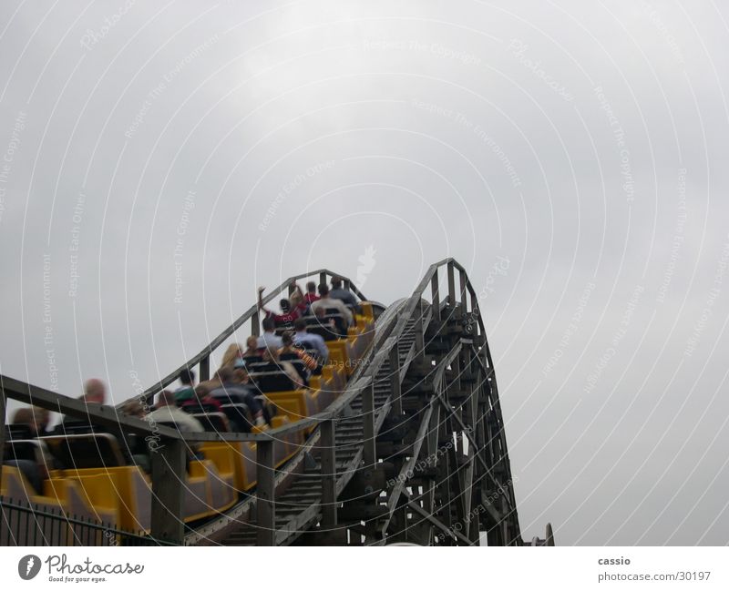 Ride up. Achterbahn Vergnügungspark Soltau fahren Heidepark Himmel Mensch aufwärts Vor hellem Hintergrund Textfreiraum oben Wolkenhimmel Wolkendecke himmelwärts