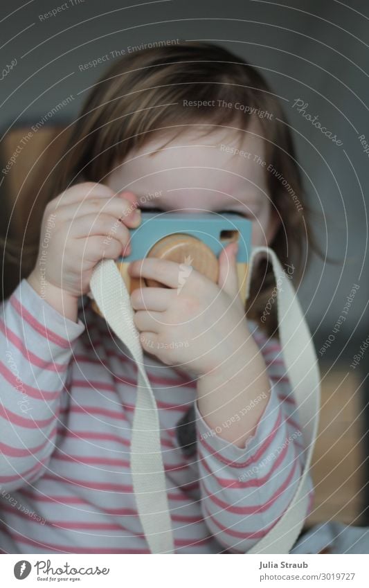 Foto Spielzeug Mädchen feminin Kind Kleinkind 1 Mensch 1-3 Jahre gestreift brünett kurzhaarig Pony Bewegung entdecken Spielen Fotografie Fotokamera