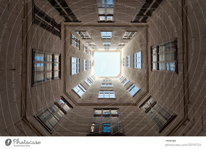 Hochhaus Wolkenloser Himmel Haus Gebäude Architektur Fassade Fenster Innenhof Häusliches Leben außergewöhnlich hoch Ordnung Perspektive Altbau Fluchtpunkt oben