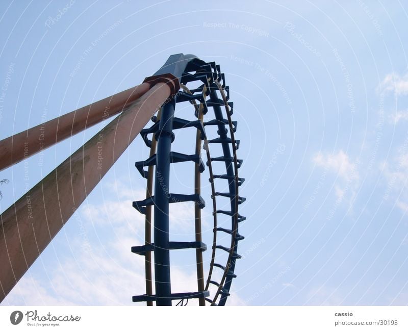 Loop. Achterbahn Vergnügungspark Stahl Stab Stahlachterbahn Baugerüst Six Flags Himmel