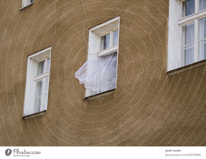 Gardine frei heraus Fassade Fenster authentisch oben braun Windzug verweht offen lüften Hintergrundbild Franken Hintergrund neutral abstrakt verwittert