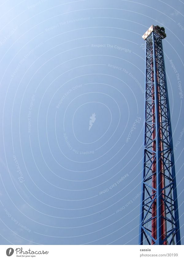 Space Shot. Vergnügungspark Stahl Jahrmarkt Turm hoch Himmel