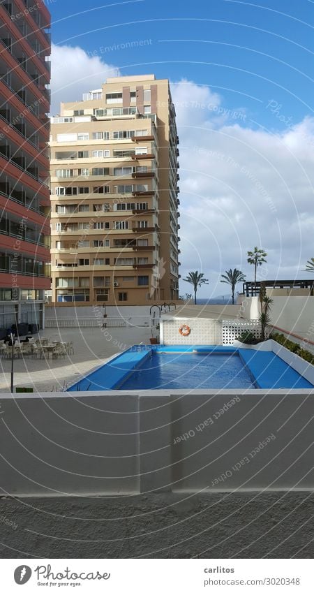 Der Pool ist cool Puerto de la Cruz Teneriffa Kanaren Hotel Bettenburg Schwimmbad Menschenleer Traurigkeit Ferien & Urlaub & Reisen Pauschalreise Hochhaus kahl