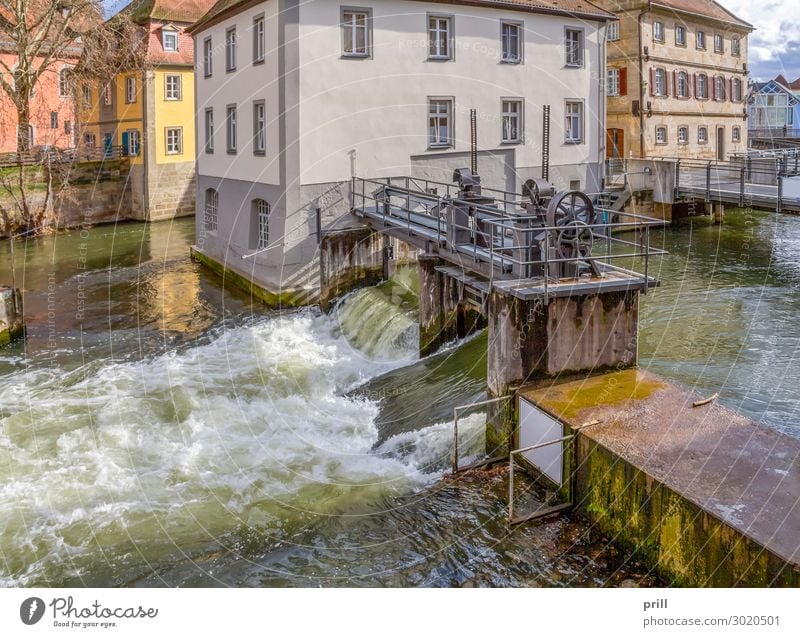 Bamberg at river Regnitz Haus Kultur Wasser Küste Flussufer Bach Altstadt Brücke Bauwerk Gebäude Architektur Fassade alt historisch Idylle Nostalgie Tradition