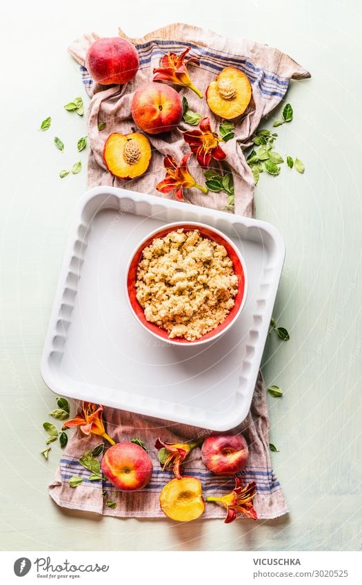 Pfirsiche, Backform und Mürbeteig Teig Lebensmittel Frucht Kuchen Ernährung Bioprodukte Geschirr Stil Häusliches Leben Design peaches baking pan shortbread