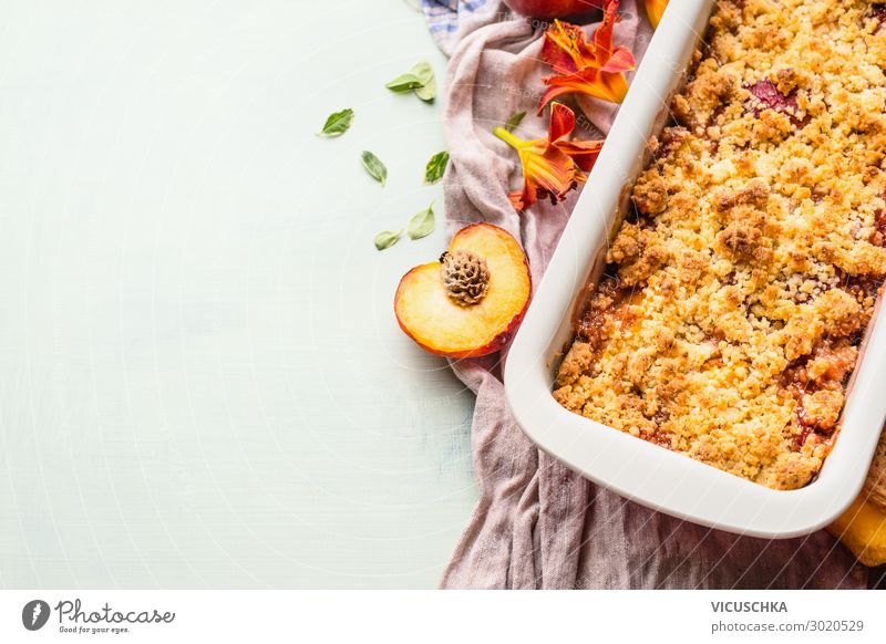 Leckerer Pfirsichstreusel-Nachspeise in Backform auf hellem Hintergrund , von oben gesehen. Kopieren Sie Platz für Ihren Entwurf oder Ihr Rezept lecker