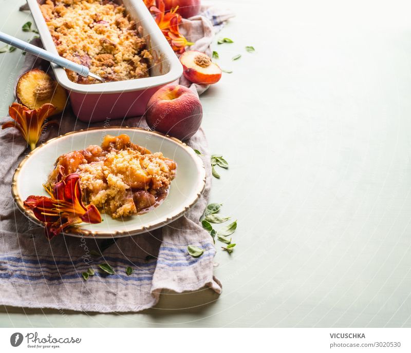 Leckerer Pfirsich Streusel Kuchen Lebensmittel Frucht Dessert Ernährung Bioprodukte Geschirr Teller Stil Sommer Tisch Design Hintergrundbild Feinschmecker