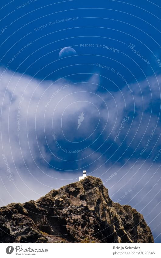 Mond über einem kleinen weißen Haus auf einer Klippe harmonisch ruhig Meditation Ferien & Urlaub & Reisen Ferne Freiheit Sommer Meer Berge u. Gebirge Klettern