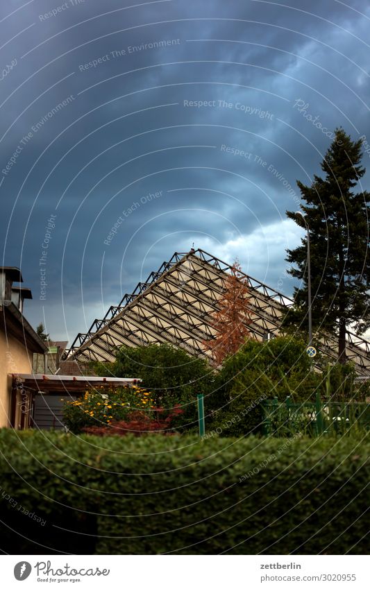 Pyramide Garten Himmel Himmel (Jenseits) Schrebergarten Kleingartenkolonie Menschenleer Natur Sommer Sträucher Textfreiraum Halle Lagerhalle Schallschutz