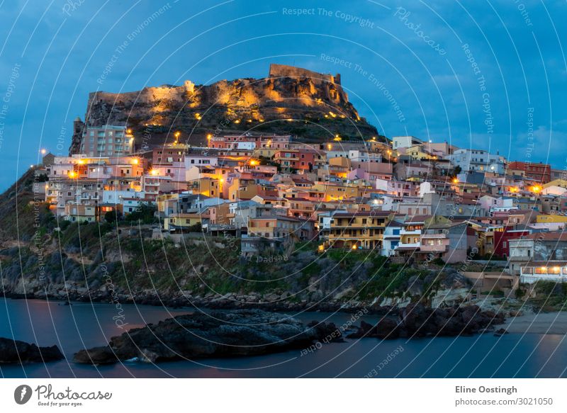 Schöner Panoramablick auf die mittelalterliche Stadt Castelsardo am Abend (Nacht), Provinz Sassari, Sardinien, Italien, Europa. Farbenfrohes Foto von wunderschöner italienischer Stadt. Beliebtes Reiseziel.