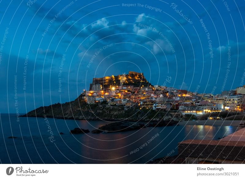 Schöner Panoramablick auf die mittelalterliche Stadt Castelsardo am Abend (Nacht), Provinz Sassari, Sardinien, Italien, Europa. Farbenfrohes Foto von wunderschöner italienischer Stadt. Beliebtes Reiseziel.