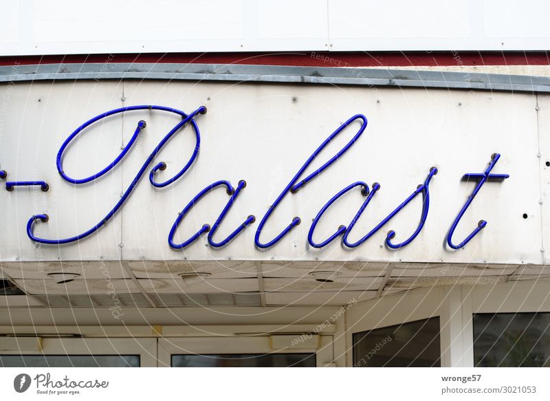 Palast war gestern Haus Gebäude Fassade Schriftzeichen alt dreckig Stadt blau grau kaufen Reichtum Optimismus Verfall Vergangenheit Häusliches Leben Wunsch