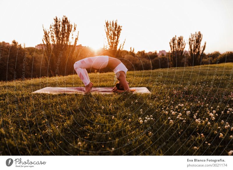 junge schöne asiatische Frau, die Yoga in einem Park bei Sonnenuntergang macht. Lifestyle Glück Körper harmonisch Erholung Meditation Freizeit & Hobby Sommer