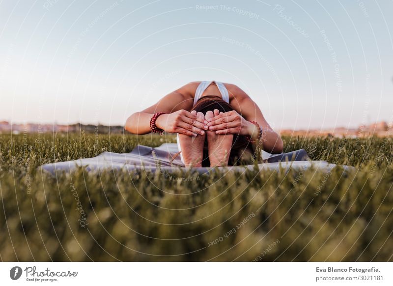 junge schöne asiatische Frau, die Yoga in einem Park bei Sonnenuntergang macht. Lifestyle Glück Körper harmonisch Erholung Meditation Sommer Musik Sport feminin