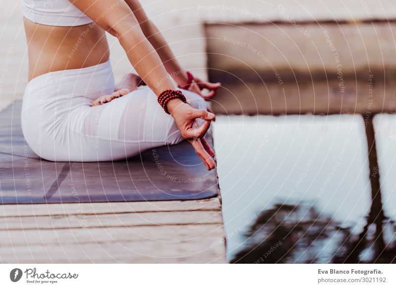 unkenntliche junge Asiatin beim Yoga im Park. Entspann dich. Lifestyle schön Körper Erholung Meditation Sommer Sport Mensch feminin Junge Frau Jugendliche