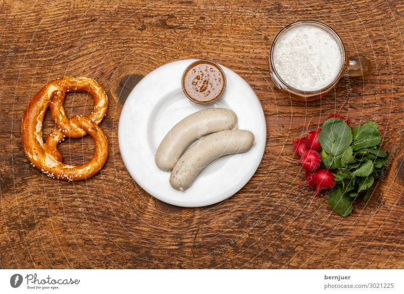 bayerische Weißwurst mit Brezel Wurstwaren Gemüse Frühstück Mittagessen Getränk Alkohol Bier Teller Tisch Oktoberfest Kultur Holz rot weiß Tradition Würstchen