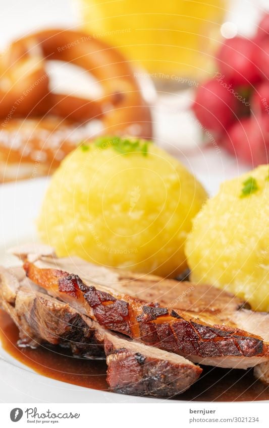 Schweinzi Fleisch Mittagessen Abendessen trinken Bier Teller Becher Stil Holz authentisch frisch lecker rot Schweinebraten Schweinsbraten Schweinefleisch