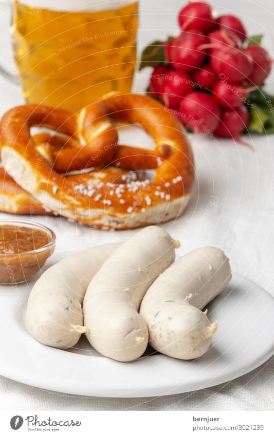 bayerische Weißwurst mit Brezel Wurstwaren Getränk Alkohol Bier Teller Oktoberfest Kultur Holz weiß Tradition Deutsch Mahlzeit München süß Küche Essen Senf