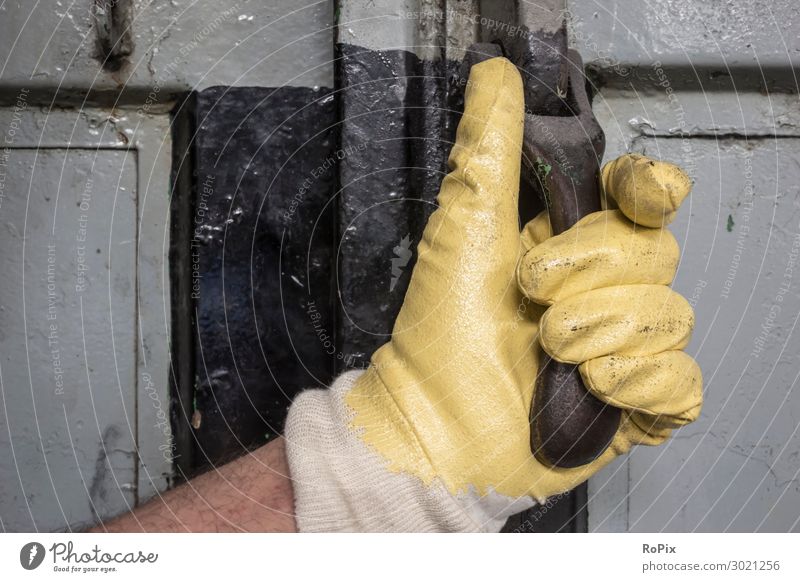 Industrielle Tür und Hand mit Schutzhandschuh. Türklopfer 50:
Tür Türschloss Löwe Türklinke türbeschlag door Gebäude Haus Holz blau Eisen alt antik Geschichte