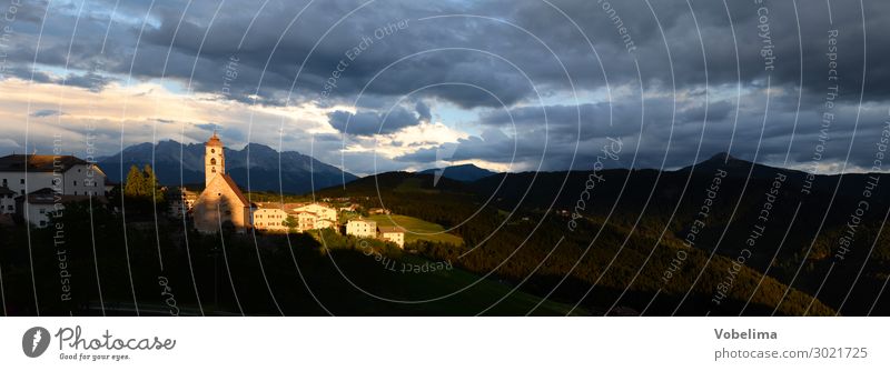 Abend in Deutschnofen Landschaft Wolken Gewitterwolken schlechtes Wetter Kleinstadt blau braun gelb gold schwarz Stimmung deutschnofen südtirol italien kirche