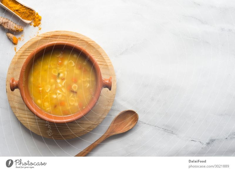 Kurkuma- und Gemüsesuppe Brot Suppe Eintopf Mittagessen Abendessen Vegetarische Ernährung Diät Schalen & Schüsseln Winter Herbst Holz heiß lecker gelb Tradition