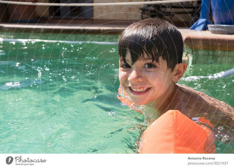 Junge mit Armschwimmern in einem Schwimmbad Freude Glück Freizeit & Hobby Kind Mensch Mann Erwachsene Kindheit Arme brünett Lächeln klein nass Sicherheit